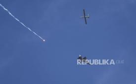 Sebuah jet tempur Israel melepaskan suar, dan sebuah drone terlihat dari Rafah, Jalur Gaza, Selasa, 28 Mei 2024.
