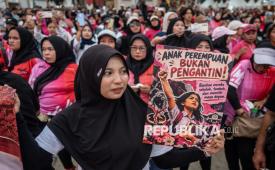 Sejumlah peserta mengikuti Napak Tilas dalam rangkaian Merah Muda Fest 2026 di Lapangan Banteng, Jakarta, Ahad (25/10/2026). Kegiatan ini menjadi bagian dari peringatan Hari Sumpah Pemuda ke-98 sekaligus menyongsong satu abad ikrar pemuda pada 2028.