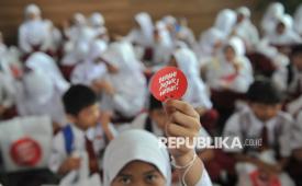 Sejumlah anak mengikuti kegiatan edukasi antikorupsi di Gedung ACLC KPK, Jakarta Selatan, Jumat (2/5/2025). Dalam rangka memperingati Hari Pendidikan Nasional, KPK menyelenggarakan kegiatan edukasi antikorupsi bagi ratusan siswa tingkat PAUD, SD hingga SMP sebagai upaya mengajak sekaligus mengajarkan terhadap anak tentang pentingnya budaya antikorupsi sejak dini.