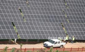 Para petugas membersihkan panel surya di area pembangkitan listrik fotovoltaik berkapasitas 500.000 kilowatt di Ordos, Daerah Otonomi Mongolia Dalam, China, Selasa (30/5/2023). 