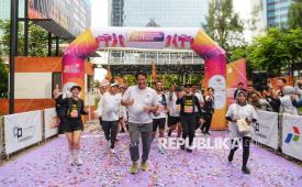 Menteri Keuangan Purbaya Yudhi Sadewa berada di garis  finis saat mengikuti Run for Good Journalism 2025 di kawasan Unika Atma Jaya, Semanggi, Jakarta, Ahad (16/11/2025). Kegiatan lari yang digelar oleh Forum Pemred ini merupakan inisiatif dan langkah nyata untuk menegakkan jurnalisme yang berintegritas. Selain itu, melalui kegiatan ini juga dikampanyekan praktik jurnalisme yang baik serta upaya melawan misinformasi dan disinformasi.