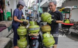Pekerja mengangkut tabung gas LPG 3 kg di Jakarta, Rabu (3/1/2024). 
