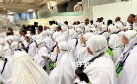 Jamaah haji Indonesia berdoa saat melakukan Sai sebagai rangkaian umroh wajib di Masjidil Haram. Jamaah haji diimbau mewaspadai penyakit pneumonia selama menjalankan ibadah haji.