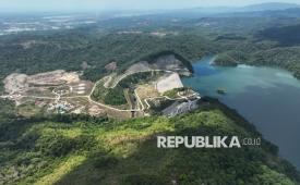 Foto udara Bendungan Ameroro di Kecamatan Uepai, Kabupaten Konawe, Sulawesi Tenggara, Ahad (13/9/2026). Petani di wilayah tersebut tetap dapat menanam padi di tengah kemarau panjang dengan mengandalkan pasokan air dari Bendungan Ameroro yang memiliki kapasitas tampung hingga 88 juta meter kubik air, meskipun saat ini mengalami penyusutan akibat tingginya laju penguapan. 