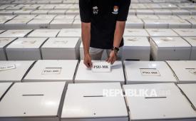 Petugas KPU menempelkan stiker pada kotak suara. (ilustrasi)  