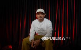 Pemain film Ibnu Jamil saat berkunjung ke Kantor Republika, Jakarta, Selasa (31/3/2026). Dalam kesempatan itu, Ibnu menyatakan kelegaannya atas implementasi pembatasan medsos bagi anak di bawah usia 16 tahun.