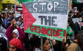 Pengunjuk rasa pro-Palestina membawa plakat selama demonstrasi Pawai Nasional untuk Palestina di pusat kota London, Inggris, 3 Februari 2024. Kementerian Dalam Negeri Inggris menolak visa seluruh seniman Palestina yang dijadwalkan tampil dalam acara peringatan Nakba di London. 