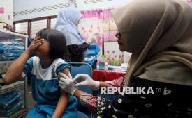 Tenaga kesehatan menyuntikkan vaksin Human Papillomavirus (HPV) kepada murid sekolah dasar saat pelaksanaan Bulan Imunisasi Anak Sekolah (BIAS) 2026 di SD Karya Budi, Banda Aceh, Aceh, Kamis (6/8/2026). Program BIAS 2026 yang dilaksanakan Dinas Kesehatan Aceh menargetkan sekitar 290 ribu siswa menerima imunisasi dengan cakupan minimal 95 persen pada setiap jenis antigen dengan tujuan memperkuat kekebalan kelompok (herd immunity) serta melindungi anak usia sekolah dari penyakit yang dapat dicegah melalui imunisasi, seperti campak, rubela, difteri, tetanus, dan infeksi HPV penyebab kanker leher rahim. 