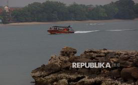 Sejumlah personel Basarnas menaiki perahu karet RIB 02 Banten pada hari keempat operasi pencarian jurnalis dan awak kapal yang hilang kontak di Carita, Pandeglang, Banten, Jumat (11/9/2026). Dalam pencarian hari keempat yang diperkuat 13 kapal dan dengan perluasan di empat sektor perairan Lampung, Tim SAR gabungan belum mendapatkan hasil.