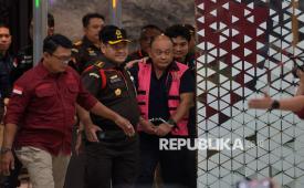 Mantan Kepala Badan Gizi Nasional (BGN) Dadan Hindayana berjalan menuju mobil tahanan usai menjalani pemeriksaan di Jampidsus, Kejaksaan Agung, Jakarta, Rabu (3/6/2025). Kejaksaan Agung (Kejagung) resmi menahan mantan Kepala Badan Gizi Nasional (BGN) Dadan Hindayana serta dua mantan Wakil Kepala BGN yaitu Sony Sanjaya dan Lodewyk Pusung. Mereka ditetapkan sebagai tersangka atas dugaan tindak pidana kasus korupsi penyimpangan tata kelola program Makan Bergizi Gratis (MBG).