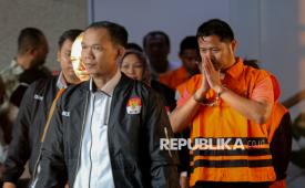 Tersangka pejabat pembuat komitmen BNPB Gabriel Purwaka Sigit mengenakan rompi tahanan usai diperiksa di Gedung Merah Putih KPK, Jakarta, Rabu (14/10/2026).