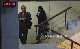 Mantan pejabat Ditjen Pajak Kementerian Keuangan, Rafael Alun Trisambodo (kiri) dan istrinya Ernie Meike (kanan) berjalan usai menjalani pemeriksaan di Gedung Merah Putih KPK, Jakarta, Jumat (24/3/2023). 