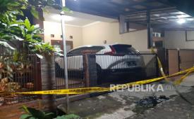 Garis polisi terpasang di rumah mantan ketua Komisi Yudisial (KY) Jaja Ahmad Jayus di Kompleks GBA, Bojongsoang, Kabupaten Bandung, Selasa (28/3/2023). Korban diduga dibacok dan saat ini dirawat di Rumah Sakit Mayapada. 
