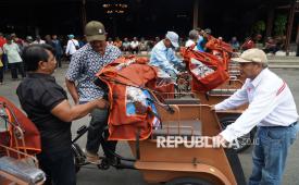 Petugas memandu pengemudi becak lansia yang berlatih mengendarai becak listrik bantuan Presiden Prabowo Subianto di halaman Pendopo Kabupaten Tulungagung, Tulungagung, Jawa Timur, Kamis (8/1/2026). Sebanyak 200 pengemudi becak berusia 60 tahun ke atas mengikuti pelatihan tersebut sebelum menerima unit kendaraan roda tiga bantuan Presiden melalui Yayasan Gerakan Solidaritas Nasional sebagai upaya meningkatkan kesejahteraan dan produktivitas kerja pengemudi becak di tengah tantangan ekonomi. 