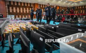 Petugas kepolisian mengecek barang bukti yang ditampilkan saat konferensi pers kasus judi online jaringan internasional, di Bareskrim Mabes Polri, Jakarta, Jumat (26/6/2026). Direktorat Tindak Pidana Umum (Dittipidum) Bareskrim Polri menetapkan 287 warga negara asing (WNA) serta empat warga negara Indonesia (WNI) sebagai tersangka dalam kasus sindikat judi online (judol) internasional yang beroperasi di Plaza Perkantoran Hayam Wuruk, Jakarta Barat, dan menyita ratusan barang bukti elektronik, di antaranya 594 unit telepon genggam, 382 laptop, 179 monitor dan komputer, 11 unit Mac Mini, router, dan berbagai perangkat digital lainnya. 