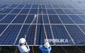 Petugas membersihkan panel Pembangkit Listrik Tenaga Surya (PLTS) on grid Sengkol kapasitas 7 megawatt peak (MWp) di Sengkol, Praya, Lombok Tengah, NTB, Kamis (16/10/2025). 
