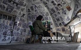 Marah Khaled Al-Za anin (18), seorang pengungsi Palestina, melukis salah satu karya seninya di dalam tendanya di tempat penampungan Sekolah Al-Rimal, Jalur Gaza, Rabu (28/1/2026). Marah mengubah tenda pengungsiannya menjadi galeri seni kecil tempat ia memajang karya-karyanya setelah rumahnya hancur selama perang Israel di Gaza.