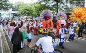 Parade Ondel-ondel tampil menghibur pengunjung di Taman Mini Indonesia Indah, Jakarta, Kamis (25/12/2025). Pengelola Taman Mini Indonesia Indah (TMII) mencatat saat libur Natal 2025 pada Kamis (25/12) jumlah pengunjung mencapai lebih dari 15.000 orang. 