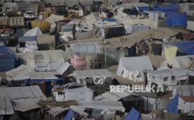 Tenda pengungsi di Rafah terlihat di barat Deir Al Balah, Jalur Gaza selatan 23 April 2024. 