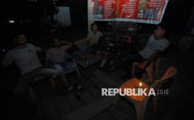 Sejumlah warga menunggu pasokan listrik kembali menyala dengan penerangan lilin saat terjadi pemadaman listrik di Banda Aceh, Aceh, Sabtu (23/5/2026). PT PLN (Persero) menyatakan pemadaman listrik massal (blackout) di sejumlah wilayah Sumatera dipicu gangguan pada sistem transmisi interkoneksi Saluran Udara Tegangan Ekstra Tinggi (SUTET) 275 kV ruas Lubuk Linggau–Lahat, Sumatera Selatan, yang berdasarkan investigasi awal dipengaruhi sambaran petir dan gangguan jaringan akibat penebangan pohon sehingga memicu ketidakseimbangan sistem kelistrikan dan berdampak pada pasokan listrik di Sumatera Selatan, Jambi, Bengkulu, Lampung, Sumatera Barat, Riau, Sumatera Bagian Utara hingga Aceh. 