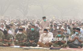 Umat Islam berdoa usai melaksanakan Sholat Istisqa di pelataran Masjid Raya Mujahidin, Pontianak, Kalimantan Barat, Sabtu (29/8/2026). Sholat sunah Istisqa tersebut digelar untuk memohon kepada Allah SWT agar menurunkan hujan sehingga kemarau panjang serta kebakaran hutan dan lahan di Kalimantan Barat segera berakhir. 