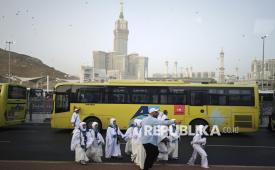 Jamaah calon haji Indonesia antre berjalan menuju bus Shalawat di Terminal Shib Amir, kawasan Masjidil Haram, Makkah, Arab Saudi, Selasa (20/5/2025). Terminal bus tersebut melayani 14 rute dari hotel-hotel jamaah calon haji Indonesia yang terletak di kawasan Syisyah dan Raudhah menuju Masjidil Haram dan sebaliknya. 