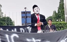 Pantomim 'Si Bisu untuk Dungu' di Bundaran UGM, Desak Rektor Bersuara Terkait Pemilu