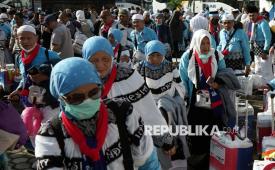 Jamaah haji kelompok terbang (kloter) pertama debarkasi Lampung tiba di Asrama Haji Lampung, Lampung, Sabtu (6/6/2026). Sebanyak 439 haji asal Kota Bandar Lampung tiba di tanah air usai menunaikan rangkaian ibadah haji 1447 H. 