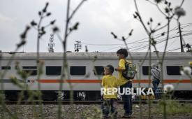 Warga menyaksikan rangkaian kereta api (KA) melintas di Stasiun Cimahi, Kota Cimahi, Jawa Barat, Sabtu (11/10/2025). 