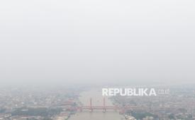 Foto udara Jembatan Ampera yang diselimuti kabut asap di Palembang, Sumatera Selatan, Rabu (5/8/2026). Berdasarkan pantauan satelit Himawari SM 9 pada Rabu (5/8) pukul 16:00 WIB melalui situs milik BMKG terdeteksi sebaran asap di wilayah Sumatera Selatan, Kalimantan Barat, Kalimantan Tengah dan Kalimantan Selatan yang merupakan dampak dari kebakaran hutan dan lahan (Karhutla) yang terjadi di daerah tersebut. 
