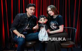Pemain film Darius Sinathrya dan Laura Moane saat Media Visit ke Republika, Jakarta, Selasa (6/10/2026). Kunjungan tersebut dilakukan untuk mempromosikan film The Doll Ghawiah yang akan tayang di bioskop pada 29 Oktober 2026.