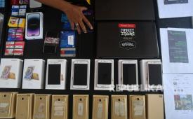 Anggota kepolisian menata sejumlah barang bukti kejahatan digital di Mako Polresta Bogor Kota, Kota Bogor, Jawa Barat, Jumat (28/6/2024).
