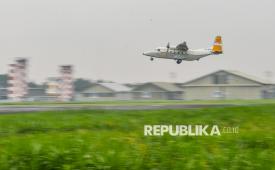 Pesawat NC212i yang diterbangkan oleh Pilot TNI AU Mayor Penerbang Kurniawan lepas landas dari Bandara Husein Sastranegara, Bandung, Jawa Barat, Kamis (4/12/2025). PTDI melakukan serah terima satu unit pesawat NC212i kepada TNI AU Skadron Udara 4 Wing Udara 2 Lanud Abdulrachman Saleh Malang, yang ditujukan untuk pelatihan navigasi TNI AU. 