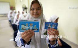 Siswi menunjukkan buku tabungan dan kartu ATM seusai membuka rekening pelajar BCA Syariah di MTs Negeri 39 Jakarta, Selasa (19/5/2026). BCA Syariah mencatat pertumbuhan rekening pelajar mencapai 17,3 persen secara tahunan pada Maret 2026 dibandingkan periode yang sama tahun sebelumnya. Untuk mendorong pertumbuhan rekening pelajar, BCA Syariah telah melakukan berbagai inisiatif melalui program berbasis komunitas sekolah, yaitu Saku Sekolah, BCA Syariah Mengajar, dan FrensHub.