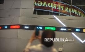 Tamu undangan memfoto layar elektronik pergerakan saham saat acara penutupan perdagangan Bursa Efek Indonesia (BEI) Tahun 2025 di Main Hall BEI, Jakarta, Selasa (30/12/2025). Indeks Harga Saham Gabungan (IHSG) pada akhir Tahun 2025 ditutup menghijau/menguat 2,68 poin atau 0,03 persen ke posisi 8.646,94. Perdagangan saham akan kembali dibuka pada Jumat, 2 Januari 2026.