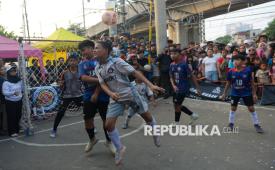 Para pemain berebut bola saat bertanding pada babak final Liga Aspal di kawasan Menteng, Jakarta, Sabtu (18/7/2026). Liga Aspal merupakan turnamen sepak bola jalanan yang digagas oleh warga bersama Karang Taruna RW 08 Menteng sebagai wadah hiburan, pembinaan, dan penyaluran bakat bagi anak-anak berusia 8 hingga 13 tahun, sekaligus menumbuhkan kecintaan terhadap sepak bola di tengah keterbatasan lapangan bermain yang layak di kawasan permukiman padat.