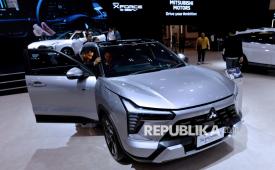 Pengunjung melihat Mitsubishi New Xforce Hybrid di booth Mitsubishi Motors pada ajang Gaikindo Indonesia International Auto Show (GIIAS) 2026 di Indonesia Convention Exhibition (ICE) BSD, Serpong, Kabupaten Tangerang, Banten, Jumat (31/7/2026). 
