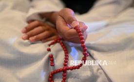 Jamaah mengumandangkan dzikir saat momen pergantian tahun dalam acara Dzikir Nasional Republika di Masjid At-Thohir, Cimanggis, Depok, Jawa Barat, Rabu (1/1/2026). Dzikir yang dipimpin Ketua Umum JATMAN DKI KH Muhammad Danial Nafis diikuti oleh ratusan jamaah.