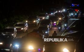 Antrean pengendara melintasi jalur mudik Nagreg di Kabupaten Bandung, Jawa Barat, Rabu (18/3/2026). Satlantas Polresta Bandung mencatat pada H-3 Lebaran Idul Fitri 2026 sebanyak 110.362 kendaraan telah melintasi jalur nagreg menuju Garut, Tasikmalaya dan Jawa Tengah dan diprediksi terus mengalami peningkatan melampaui puncak arus mudik tahun lalu yang mencapai total 115.000 kendaraan. 