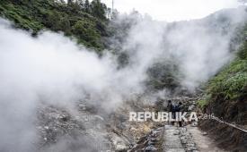 Wisatawan melintasi lokasi semburan uap belerang yang keluar dari kawah di lereng Gunung Ungaran, Bandungan, Kabupaten Semarang, Jawa Tengah, Semarang, Jawa Tengah, Selasa (25/8/2026). Kementerian ESDM telah menerbitkan izin Wilayah Kerja Panas Bumi (WKP) Gunung Ungaran kepada PT PLN (Persero) untuk dikembangkan menjadi Pembangkit Listrik Tenaga Panas Bumi (PLTP) sebagai bagian dari pengembangan energi baru dan energi terbarukan (EBT), sekaligus mendorong terobosan energi bersih untuk memperkokoh kedaulatan dan kemandirian energi nasional di tengah dinamika geopolitik global. 
