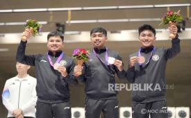 Tim menembak Indonesia yang meraih Perunggu nomor Mens 10m Running Target Team (Final) Muhammad Sejahtera Dwi Putra, Julio Irfandi dan Muhammad Badri Akbar skor akhir 1667-33X. 