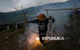 Warga menyalakan petasan saat acara adu kuluwung atau meriam tradisional di Desa Sukaresmi, Kecamatan Sukamakmur, Kabupaten Bogor, Jawa Barat, Ahad (29/3/2026). Pelaksanaan tradisi adu kuluwung tersebut dilakukan di dua desa, yakni Desa Sukaresmi dengan Desa Sukadamai yang rutin digelar setiap satu pekan usai lebaran Idul Fitri.