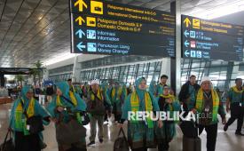Ilustrasi. Sejumlah jamaah calon umroh berjalan di selasar terminal menuju ruang keberangkatan di Terminal 3, Bandara Soekarno-Hatta, Tangerang, Banten, Jumat (11/04/2025).