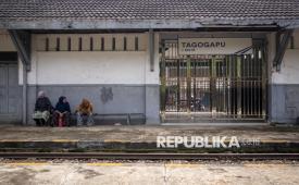Warga berada di Stasiun Tagogapu, Padalarang, Kabupaten Bandung Barat, Jawa Barat, Rabu (16/4/2025).