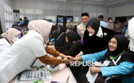 Wali Kota Banda Aceh Illiza Saaduddin Djamal (kedua kanan) menyaksikan petugas memeriksa kesehatan jamaah calon haji saat masuk asrama di Banda Aceh, Aceh, Selasa (5/5/2026). Sebanyak 393 jamaah calon haji bersama pendamping kloter pertama dari Kota Banda Aceh dan kabupaten Aceh Besar yang merupakan bagian dari 5.426 jamaah calon haji Embarkasi Aceh mulai memasuki asrama dan dijadwalkan berangkat ke Madinah pada Rabu (6/5) melalui Bandara Internasional Sultan Iskandar Muda. 