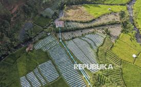 Foto udara pipa yang menyalurkan air ke powerhouse Pembangkit Listrik Tenaga Mikrohidro (PLTMH) di Kampung Tangsijaya, Gununghalu, Kabupaten Bandung Barat, Jawa Barat, Kamis (11/6/2026). Koperasi pengolahan kopi tersebut mampu memproduksi sekitar 30 ton kopi jenis robusta dan arabika dalam semusim menggunakan sumber energi terbarukan Pembangkit Listrik Tenaga Mikrohidro (PLTMH) dengan memanfaatkan aliran Sungai Ciputri yang dikembangkan secara swadaya. (ilustrasi)