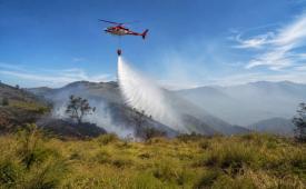 Indonesia kerahkan operasi darat dan udara untuk padamkan kebakaran hutan di Bromo.