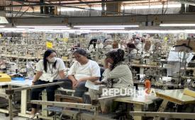 Sejumlah pekerja berada di area ruang produksi yang sudah berhenti operasionalnya selama satu bulan di pabrik PT Victory Apparel Indonesia di kawasan Pelabuhan Tanjung Emas, Semarang, Jawa Tengah, Senin (27/7/2026).