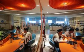 Pegawai Pemprov DKI Jakarta beraktivitas di Balai Kota DKI Jakarta. (ilustrasi)