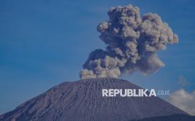 Asap vulkanis keluar dari kawah Gunung Semeru terlihat dari Desa Ranupani, Kecamatan Senduro, Lumajang, Jawa Timur, Sabtu (4/7/2026). Berdasarkan hasil evaluasi Pusat Vulkanologi dan Mitigasi Bencana Geologi (PVMBG), aktivitas Gunung Semeru masih didominasi proses permukaan dan berstatus Level III (Siaga), sehingga masyarakat diimbau tidak beraktivitas di kawasan rawan bencana serta mewaspadai potensi awan panas, guguran lava, dan lahar terutama saat hujan. 